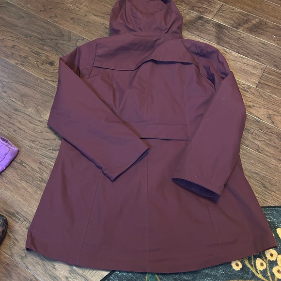 Lands' End Women's Maroon water resistant jacket - Picture 6 of 7